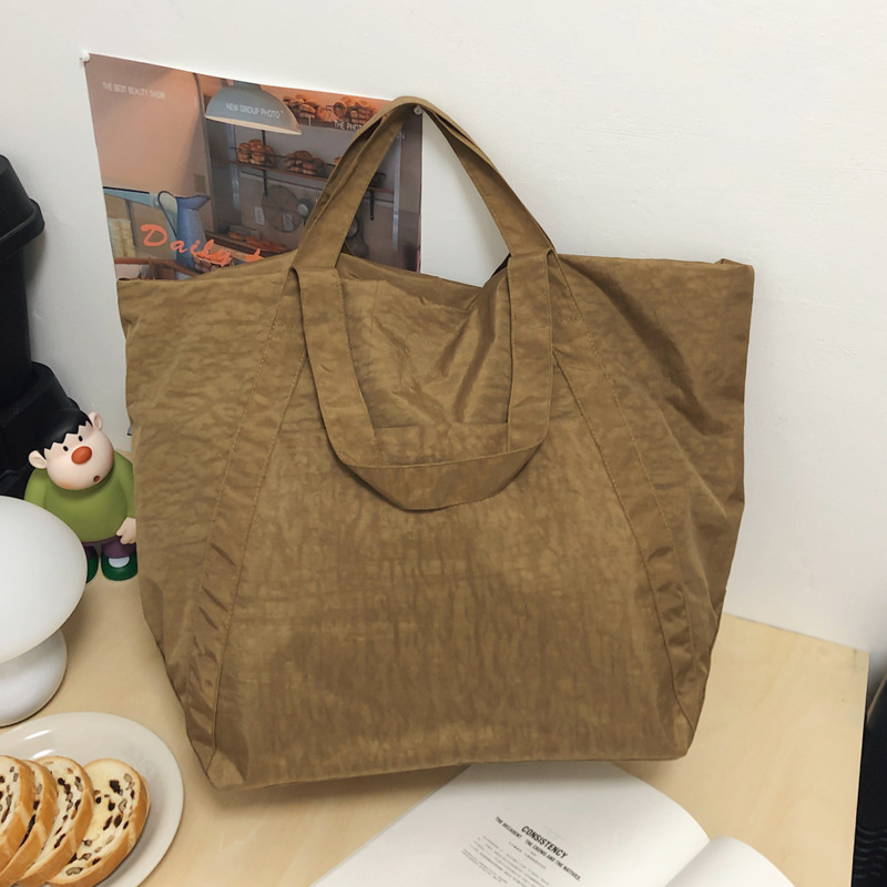 Women's American retro single-shoulder crossbody bag, casual tote bag, large-capacity single-shoulder bag, high appearance level, versatile travel bag Application Scenario