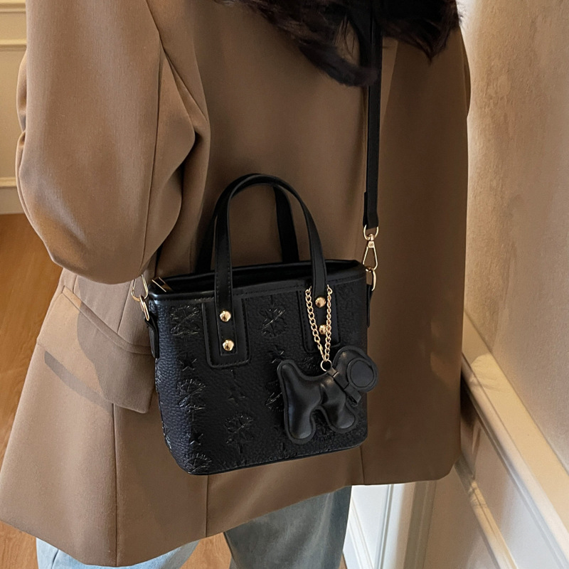 French niche fashion handbag for women, 2025 new high-end and stylish crossbody bag, casual and versatile bucket bag Application Scenario
