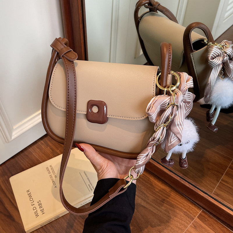 High-end and stylish small bag for women, 2025 new style, super popular single-shoulder underarm bag, summer versatile crossbody bag Application Scenario