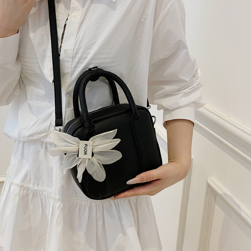Commuting versatile small square bag 2025 Summer Niche design Boston bag Fashionable mini handbag Women's crossbody bag details Picture