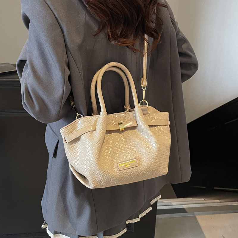 Simple crossbody bag 2025, single-shoulder bucket bag, Spring new style for work, Korean style bag, embossed commuting fashion bag for women Application Scenario