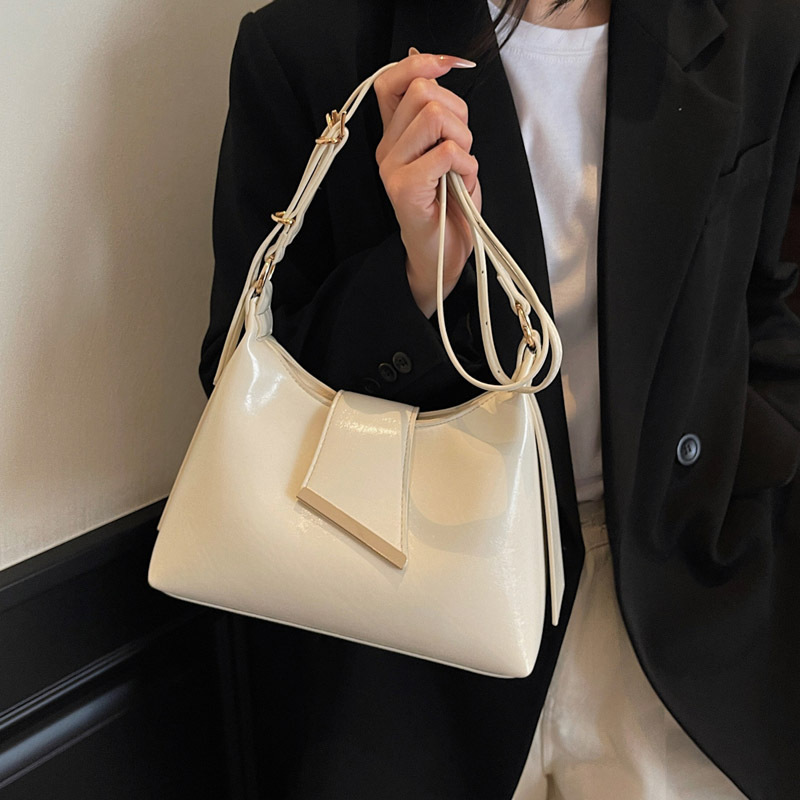 In the summer of 2025, new solid-color underarm bags for women are popular. These are simple and stylish underarm bags, handbags, and candy-colored single-shoulder bags Specification drawing