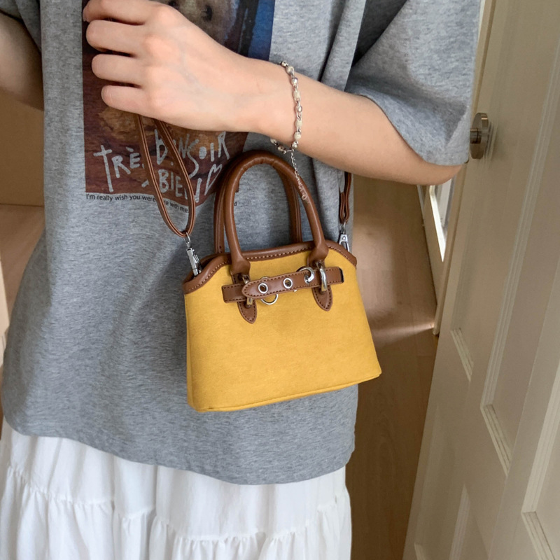 Korean-style fashionable and high-quality hand-held shell bag for women, 2025 summer trend, color-blocking and versatile commuting single-shoulder crossbody bag Application Scenario