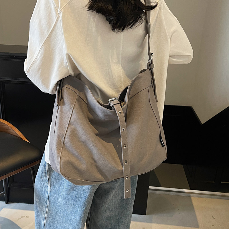 Retro canvas bag for women, 2025 new large-capacity Korean version single-shoulder crossbody bag, fashionable and casual commuter tote bag Application Scenario