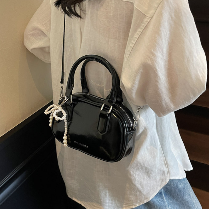 A fashionable Korean-style small square bag for women in the summer of 2025, featuring a simple and retro single-shoulder, crossbody and hand-held pillow bag Specification drawing