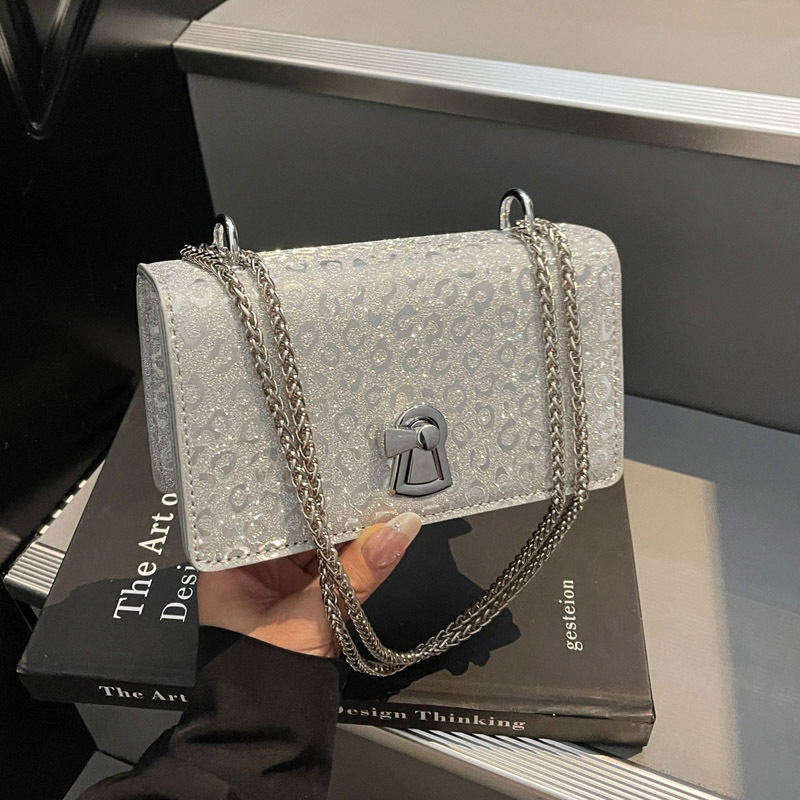 A trendy and stylish chain bag for women in 2025, a trendy crossbody small square bag, a casual and fashionable single-shoulder armpit bag full figure