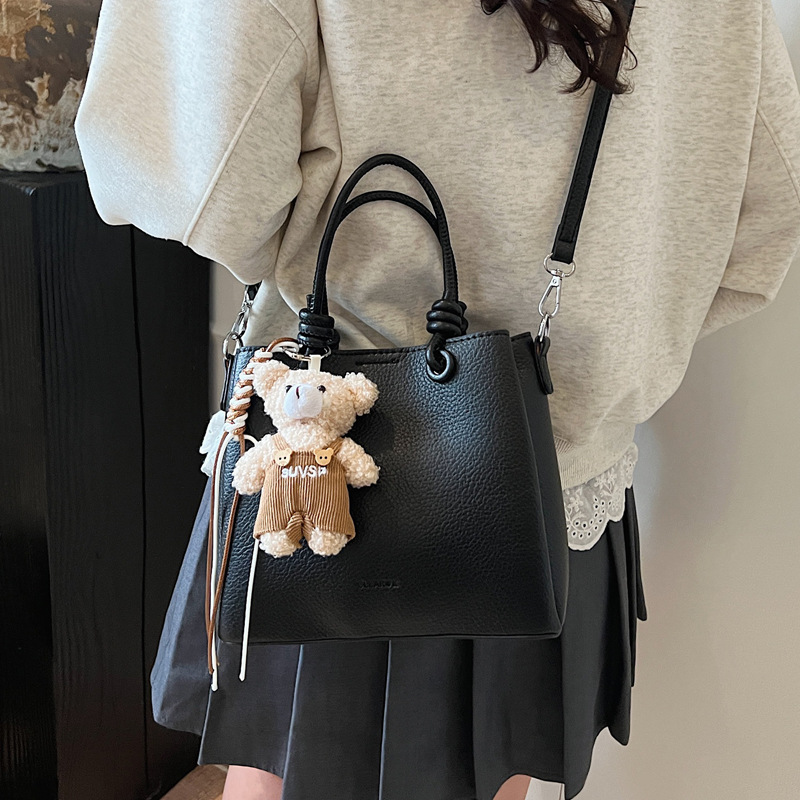 The 2025 new niche design hand-held bucket bag is a cute commuter single-shoulder bag for women and a fashionable and simple crossbody small bag Application Scenario
