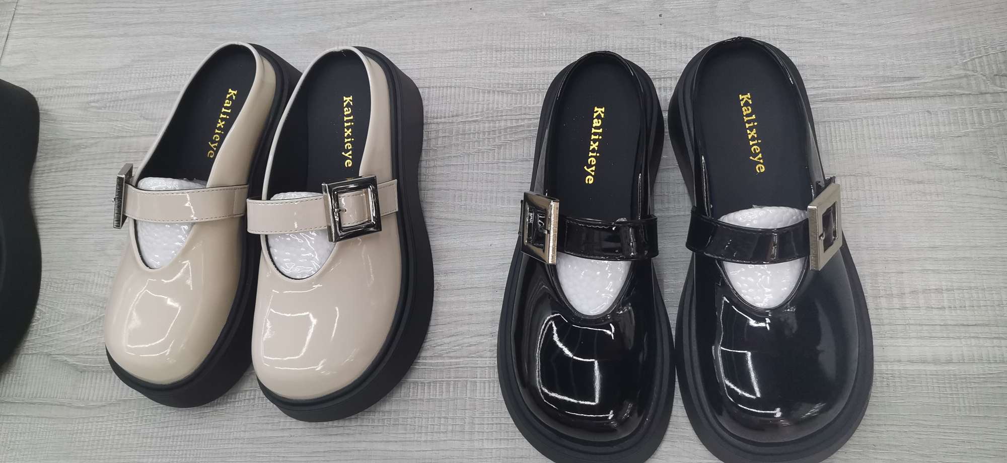 A lady's pearlescent leather middle heel, fashionable high heels with a muffin sole and half drag Item Picture