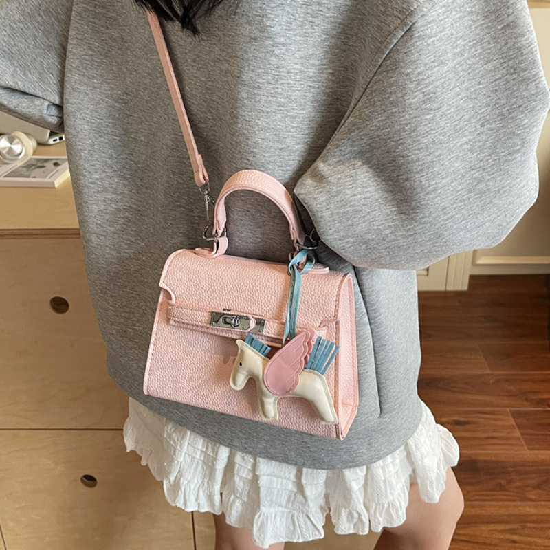 The Korean version of the hand-held small square bag for women in 2025, a new single-shoulder bag with a niche design, simple and versatile, trendy crossbody Kelly bag Specification drawing