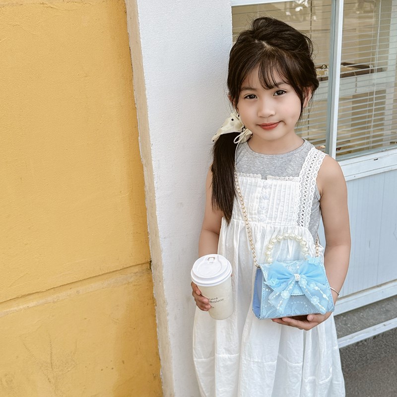 Cute little Chanel-style princess girl's small bag, pearl hand-held chain crossbody bag, children's bow single-shoulder bag details Picture