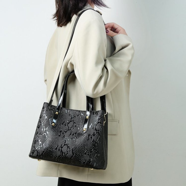 2021 New style European and American handbags for women's cross-border trade, snake-patterned single-shoulder bags, trendy crossbody bags, one-piece global delivery Application Scenario