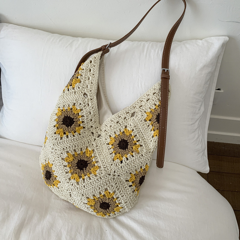A laid-back and artistic style summer seaside vacation single-shoulder bag, a new fashionable and versatile commuting woven bag full figure