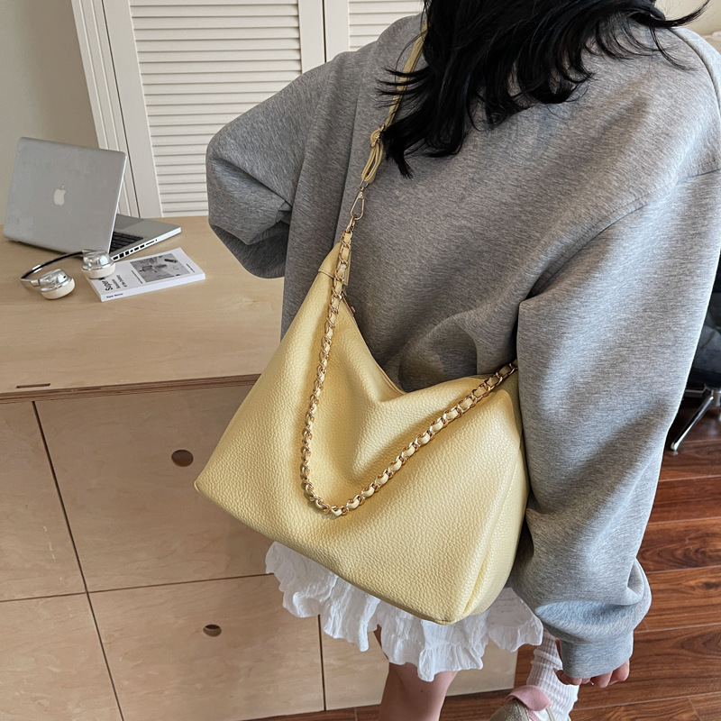 A niche, high-quality, large-capacity chain tote bag for women in the summer of 2025, a versatile and casual crossbody bag for students to commute to school Application Scenario