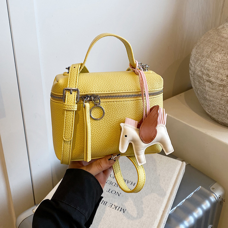 This year's popular simple hand-held small bag for women, the 2025 new women's single-shoulder bag, is elegant and fashionable, a crossbody small bag full figure