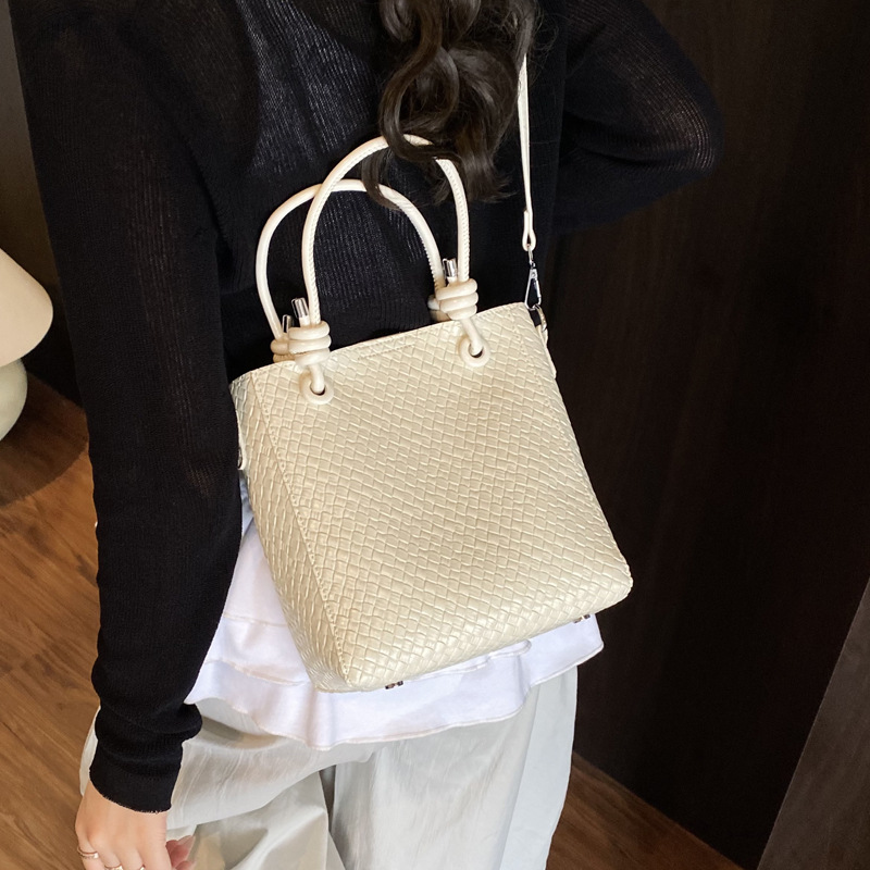 A niche and simple hand-held bucket bag for the summer of 2025, featuring a fashionable and stylish Korean style with a woven pattern, is a single-shoulder crossbody bag Application Scenario