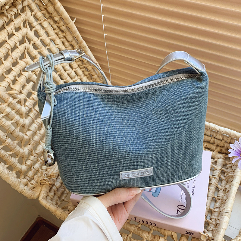 2025 New niche design bucket bag for women, versatile, trendy, large-capacity, simple denim single-shoulder underarm bag full figure