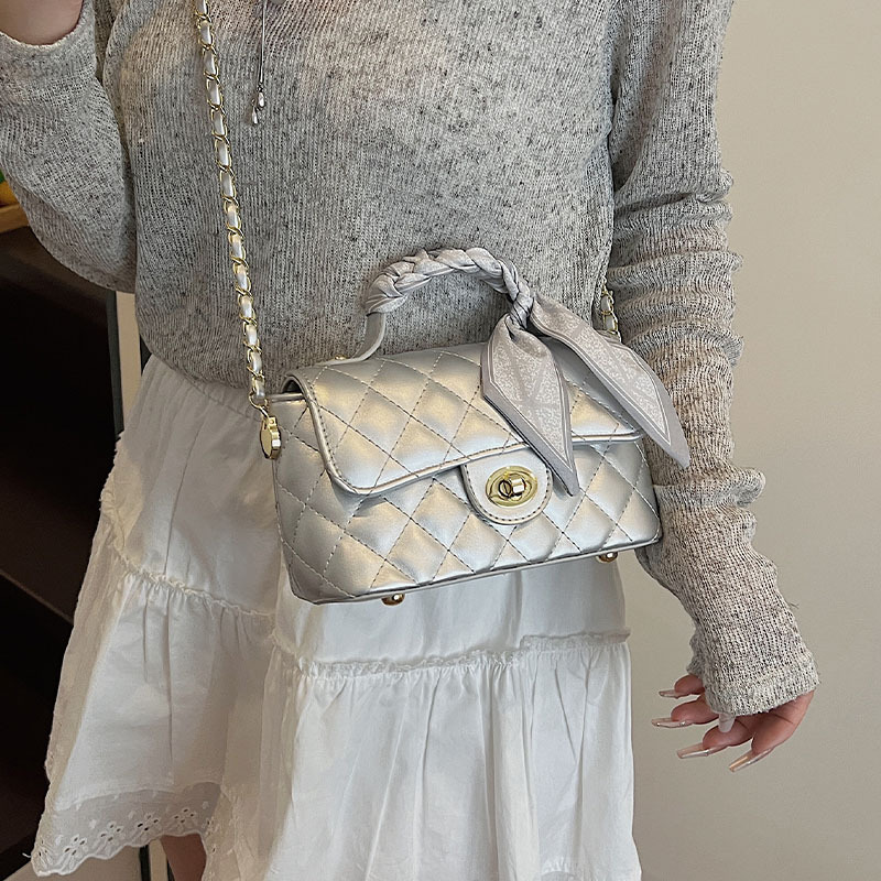 Xiaoxiangfeng diamond-shaped chain fashionable hand-held commuter bag for women 2025 Summer new style, high-end crossbody small square bag Application Scenario