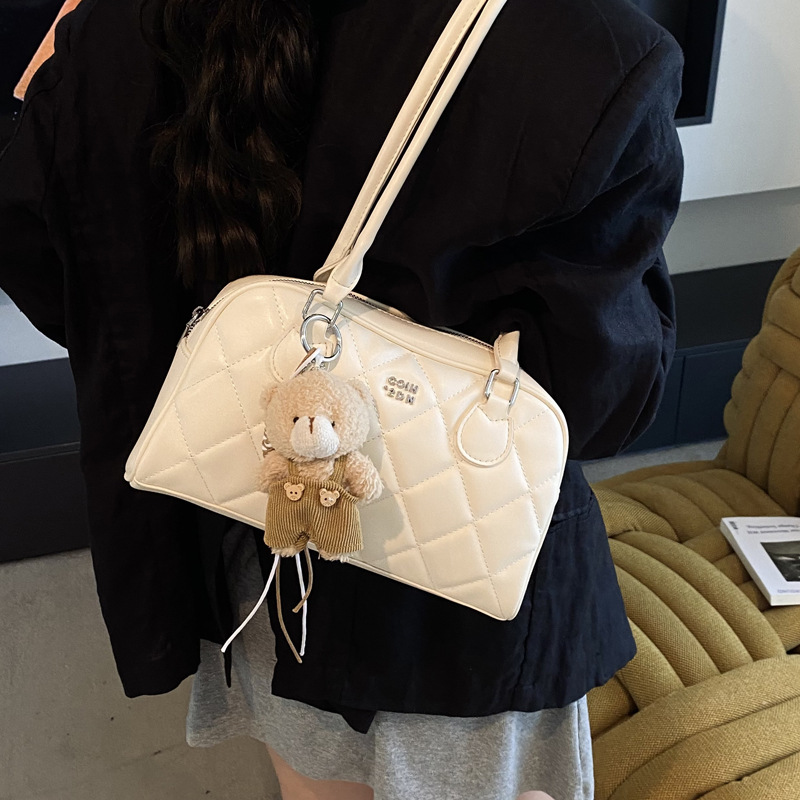 Korean style diamond-shaped underarm bag 2025 Summer new work commuting large-capacity single-shoulder bag Boston bag for women Application Scenario