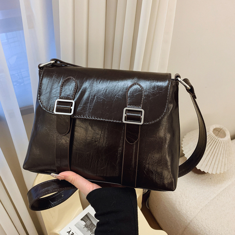 This is a new Spring/Summer 2025 high-quality, niche and versatile single-shoulder crossbody bag for women. This year, small square bags are in vogue Application Scenario