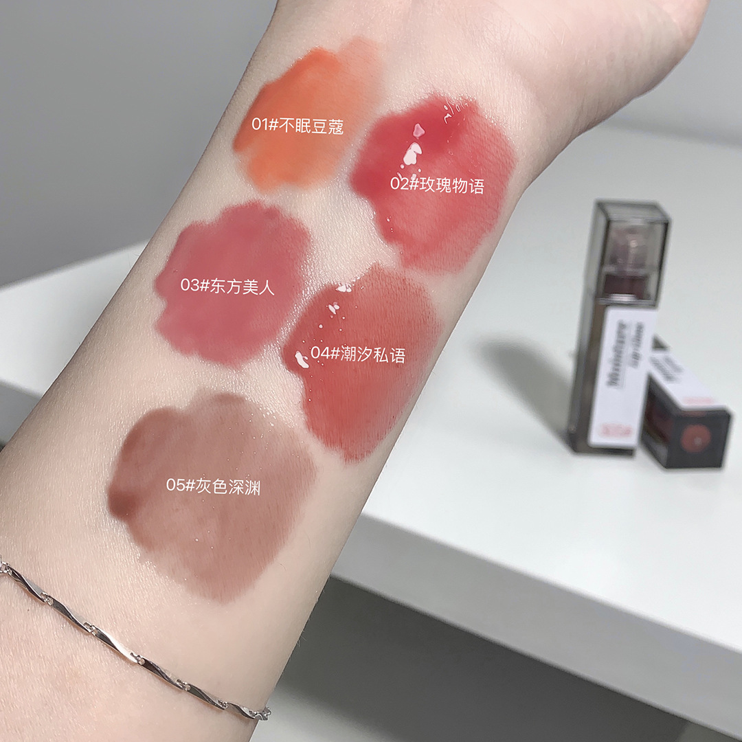 Gege bear Gogo Bear Lip Essence Honey Moisturizes and hydrates, with mirror water mist for brightening and whitening. A domestic product Application Scenario