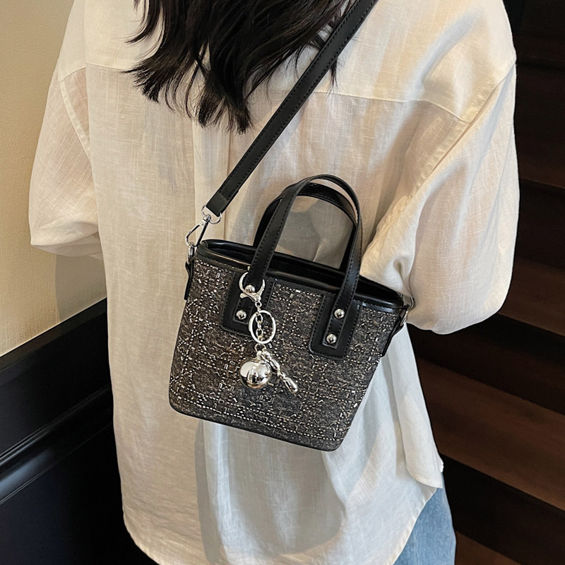 Simple and stylish hand-held bucket small bag for women, 2025 new Korean version single-shoulder crossbody bag with hot diamond commuting small handbag details Picture