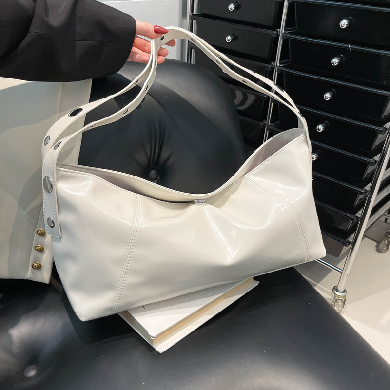 Hong Kong-style retro underarm bag 2025 summer new women's bag, high-end texture handbag, large-capacity rivet single-shoulder bag full figure