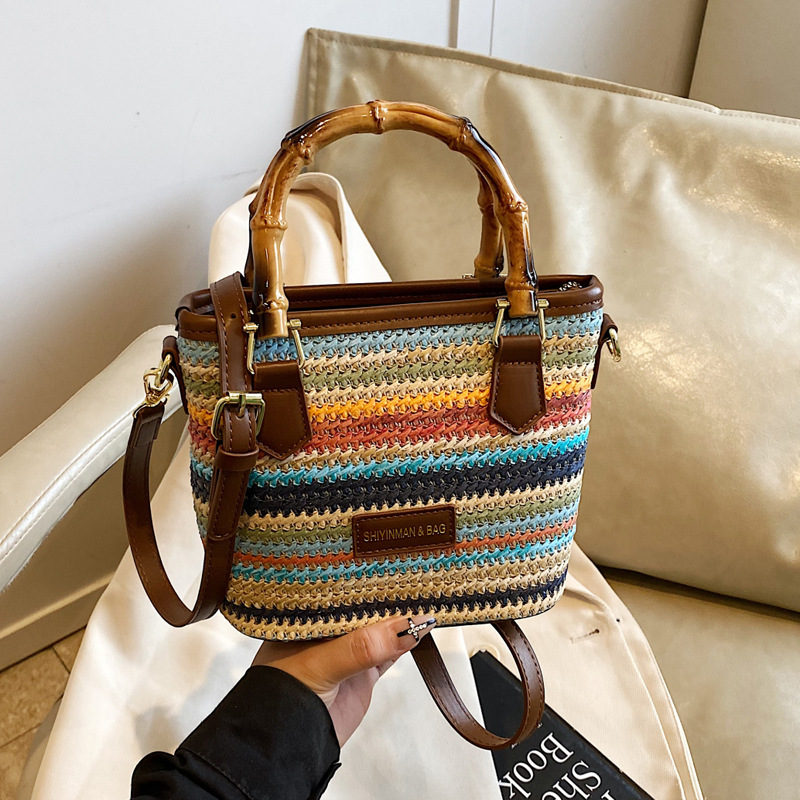 A trendy and cute seaside vacation straw-woven bag for women in 2025, a new style of fashionable and casual beach bag, a simple single-shoulder bag full figure