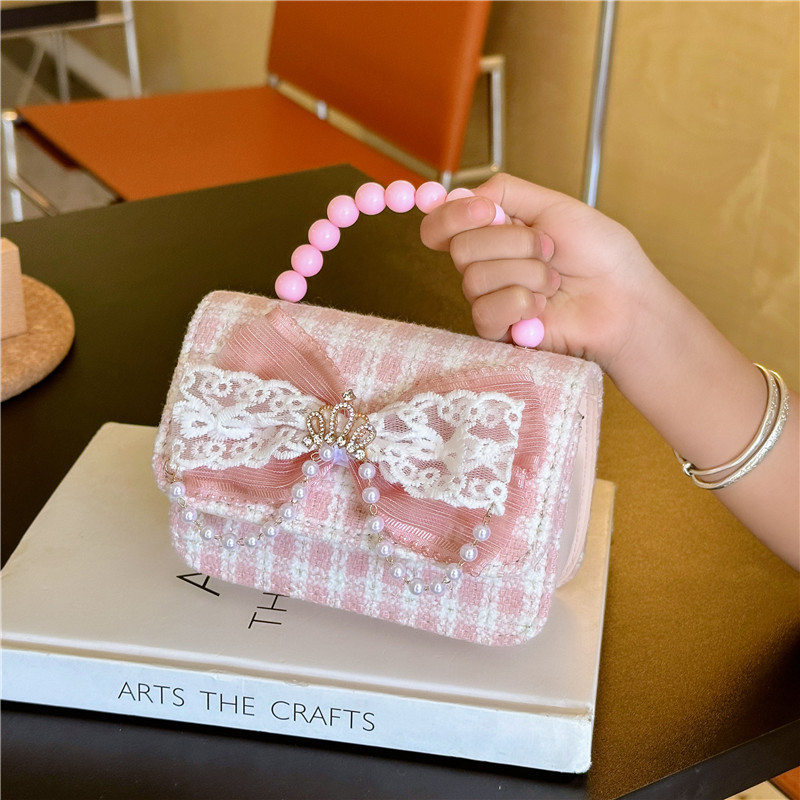 The 2024 new style of fashionable and cute children's single-shoulder bag, checkered pearl small bag, stylish girl crossbody bag, large capacity and trendy details Picture
