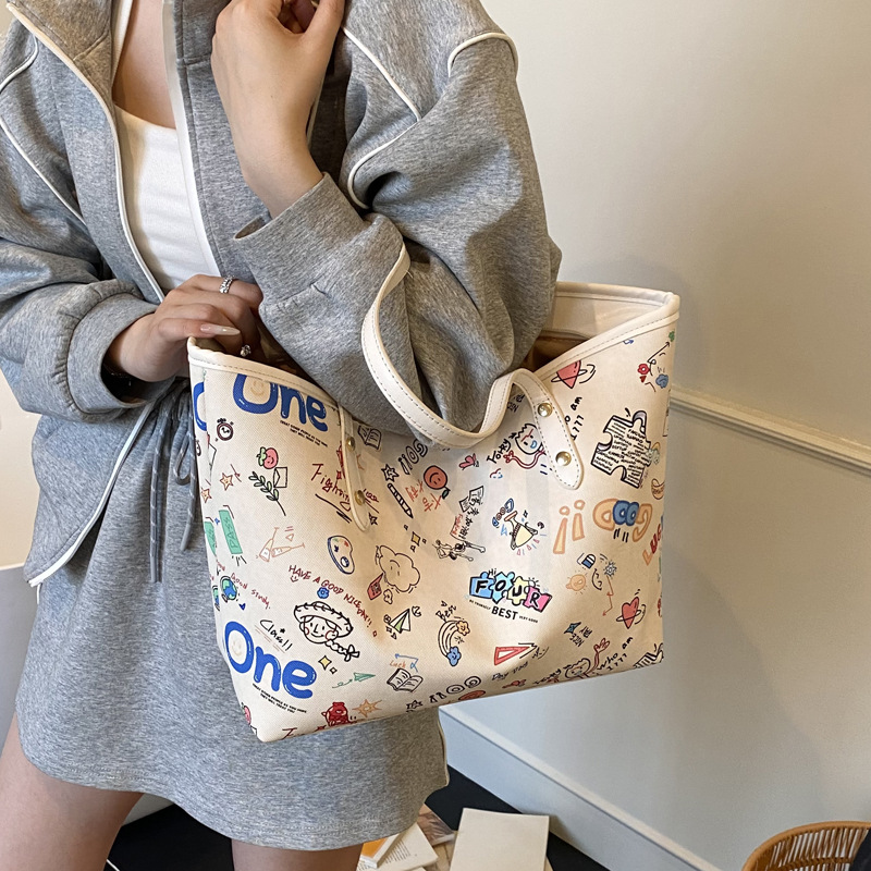 French niche and cute women's bags, 2025 new summer versatile large-capacity single-shoulder bag, petite tote bag Application Scenario