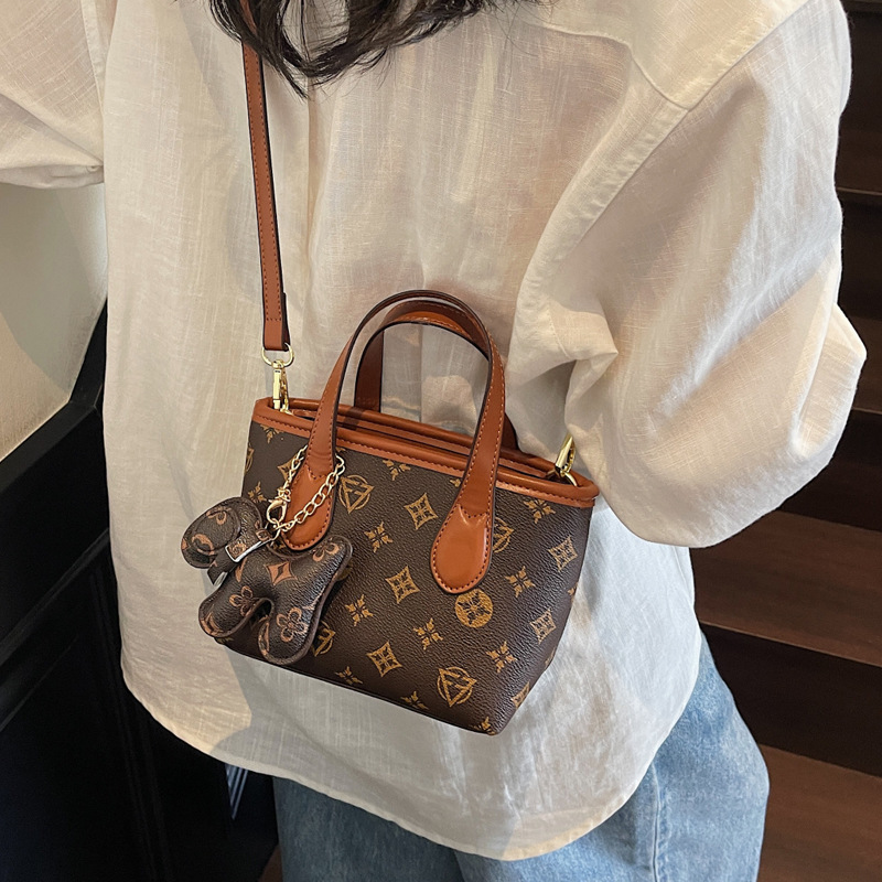The 2025 new Korean-style printed retro vegetable basket bag for women is stylish, fashionable and trendy. It's a single-shoulder crossbody bag details Picture