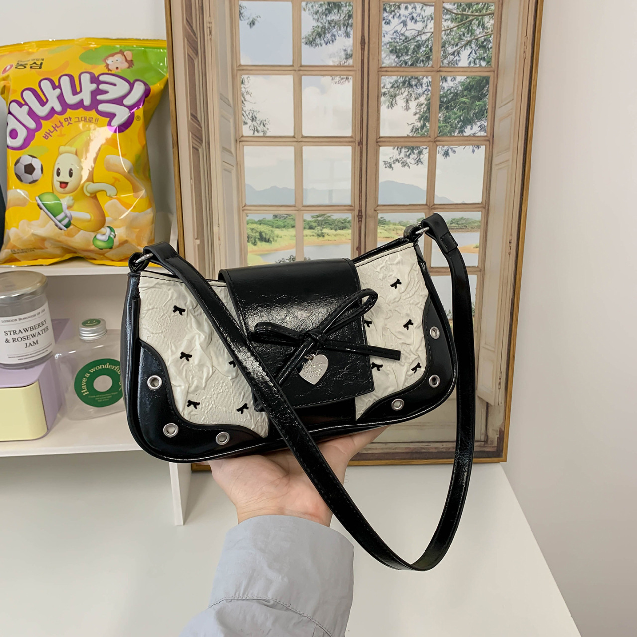 Retro Korean style niche design bag 2025 Summer new trendy single-shoulder bag, simple and versatile casual crossbody bag full figure