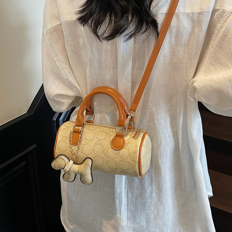 The 2025 summer new small handbag for women, the Boston bag, is casual, versatile, elegant, and has a high level of appearance. It is a trendy hand-held crossbody bag Application Scenario