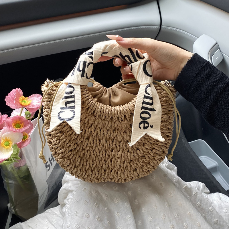 2025 New straw woven bag, large capacity, retro straw woven bag, basket style, casual and versatile beach bag for women full figure