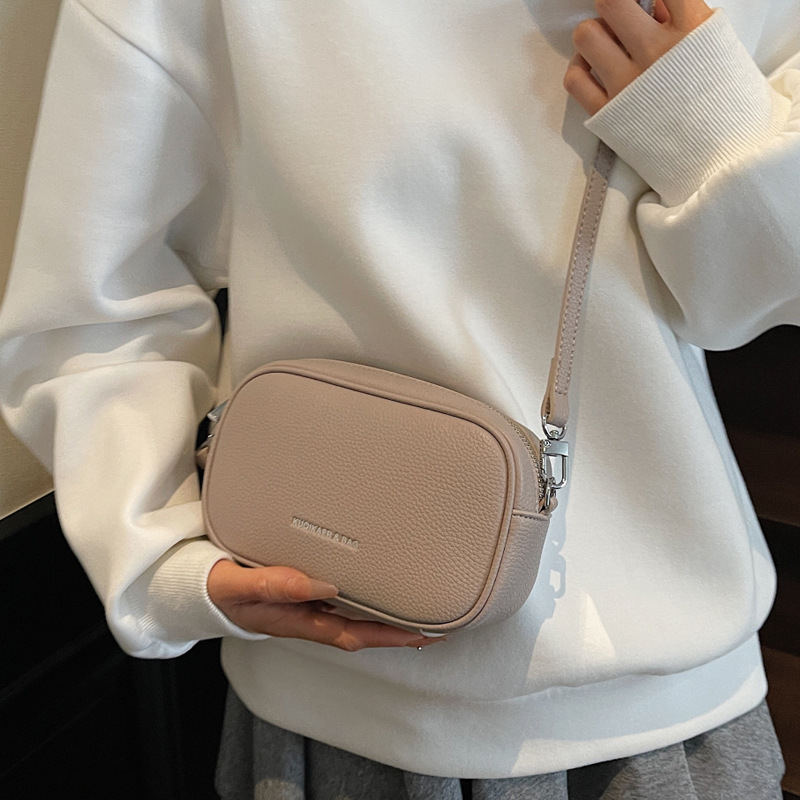 New fashionable and simple single-shoulder crossbody bag, a versatile small square bag for women, a casual, mini and portable trendy handbag for travel Application Scenario
