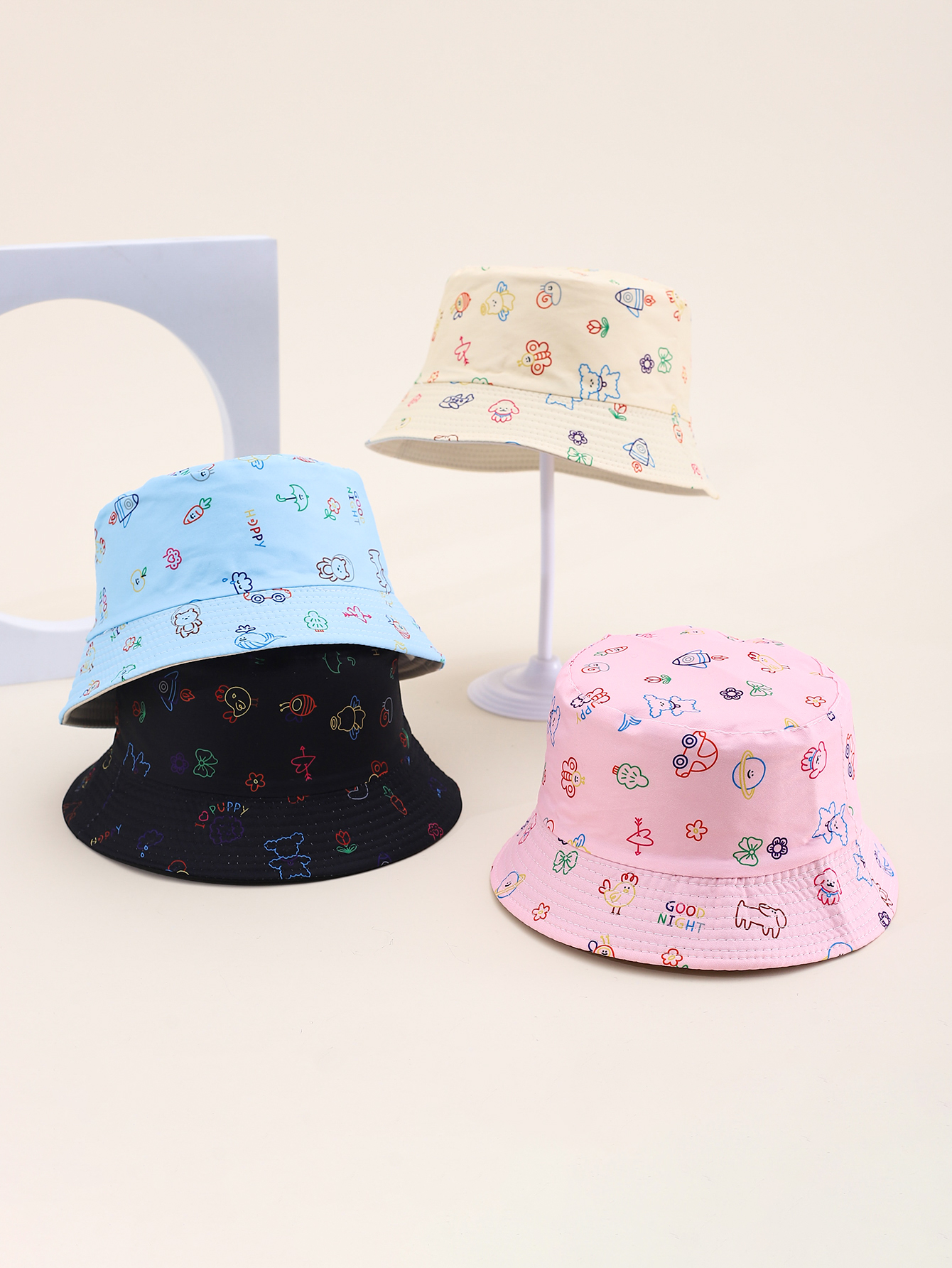 Spring and summer bestsellers: A variety of printed double-sided fisherman hats for children. Cute, cartoon, classic, versatile and unique. The double-sided fisherman hats for children all have a pier circumference of 54CM full figure