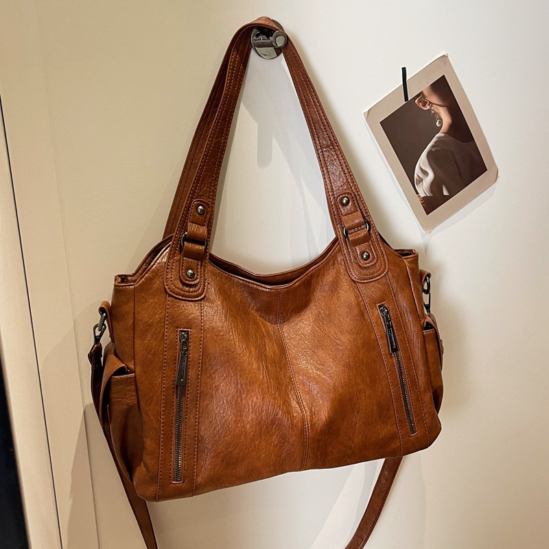 Autumn and winter fashion bestselling tote bag, high-end, large-capacity Maillard single-shoulder, hand-carry, underarm crossbody bag, commuter bag Application Scenario