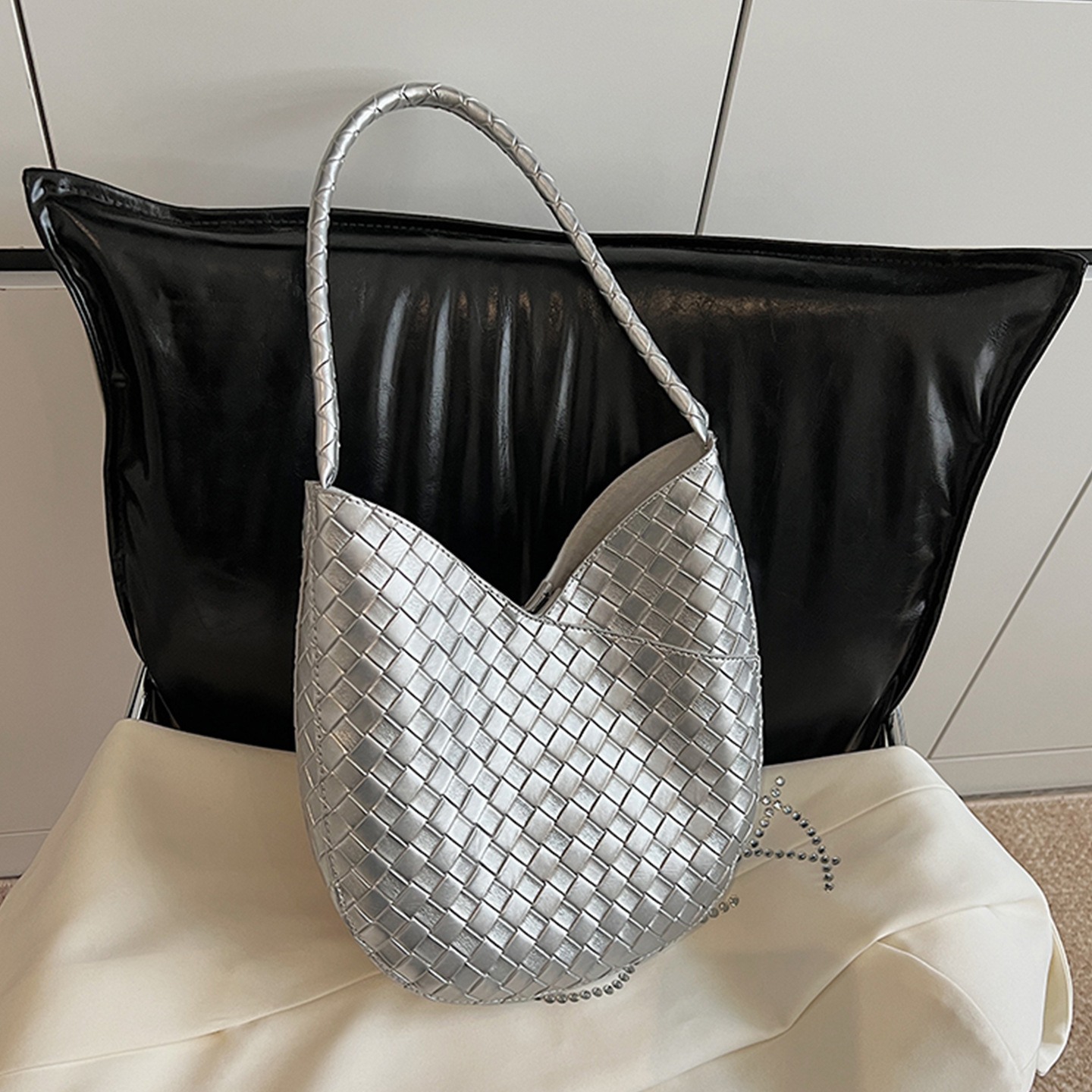 This year's popular bestsellers are women's large-capacity 2025 new summer versatile diamond-shaped single-shoulder bag and bucket bag full figure