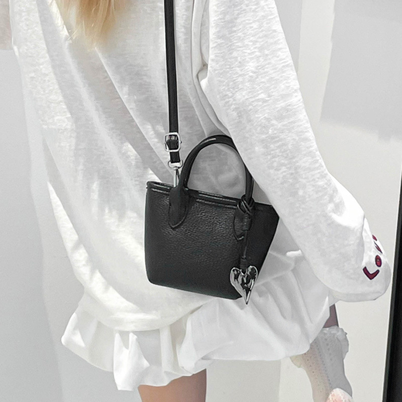 Simple and stylish hand-held bucket small bag for women, 2025 new Korean version single-shoulder crossbody bag, solid color commuting small handbag Application Scenario