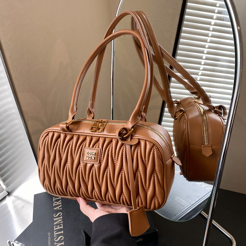 Retro bag for women, large capacity, new 2024 autumn and winter versatile, niche design, single-shoulder underarm bag, commuting pillow bag full figure