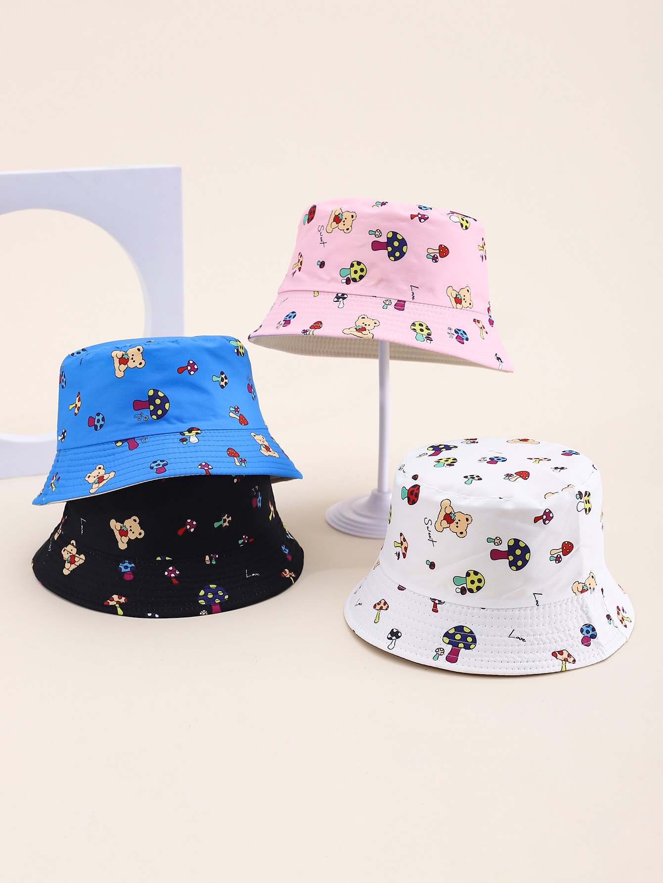 This spring and summer hit children's mushroom bear print double-sided fisherman's hat is cute, cartoon, classic and versatile. It's a unique children's double-sided fisherman's hat with a pier circumference of 54CM full figure