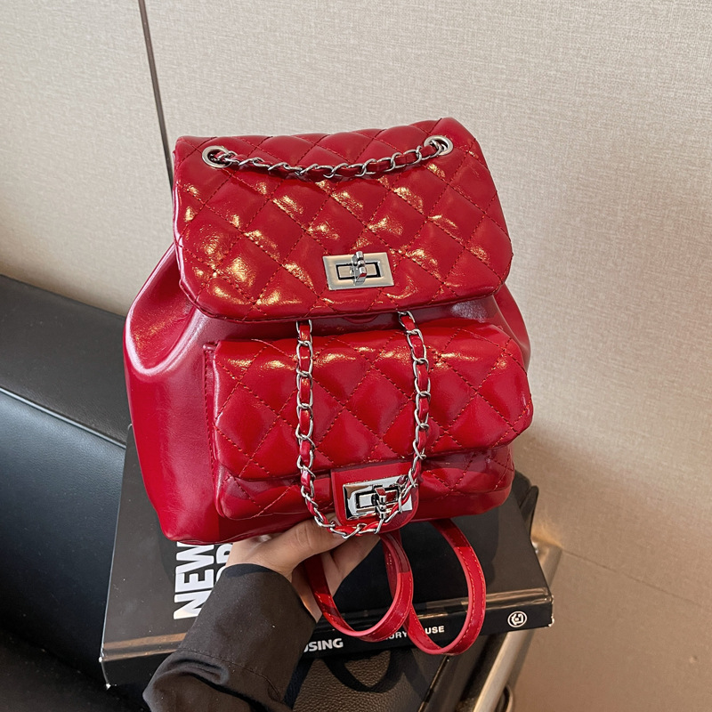 Korean school style backpack for women, casual and fashionable, diamond-shaped chain bucket schoolbag, lightweight and small travel backpack full figure