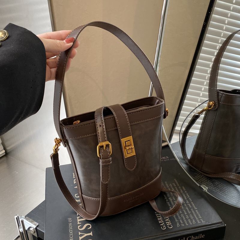A retro color-blocking and textured hand-held bucket bag for women, a new 2024 trendy and fashionable small bag, a crossbody bag Application Scenario