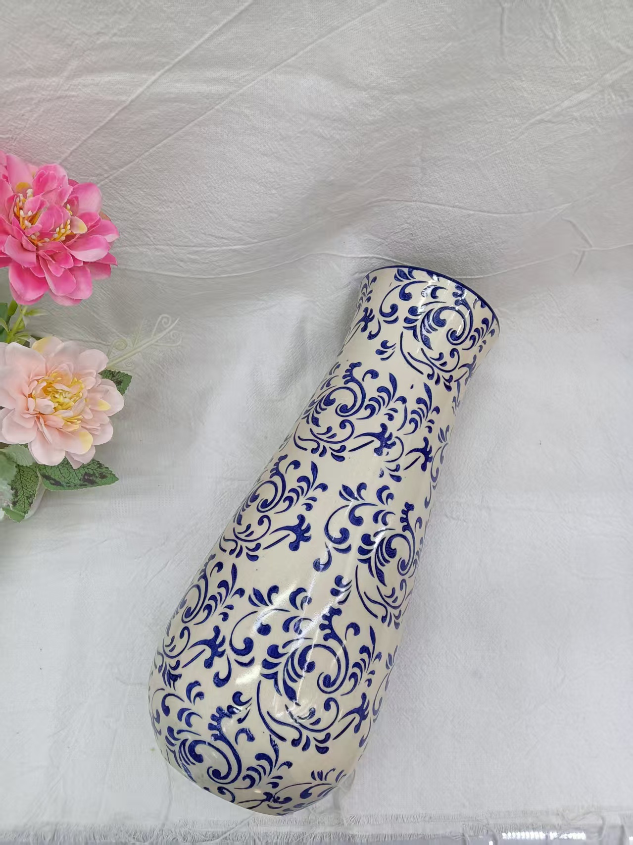National trend home decoration art pieces, small and simple design, flower arrangement, vase, blue and white porcelain, exquisite ceramic vase decoration details Picture