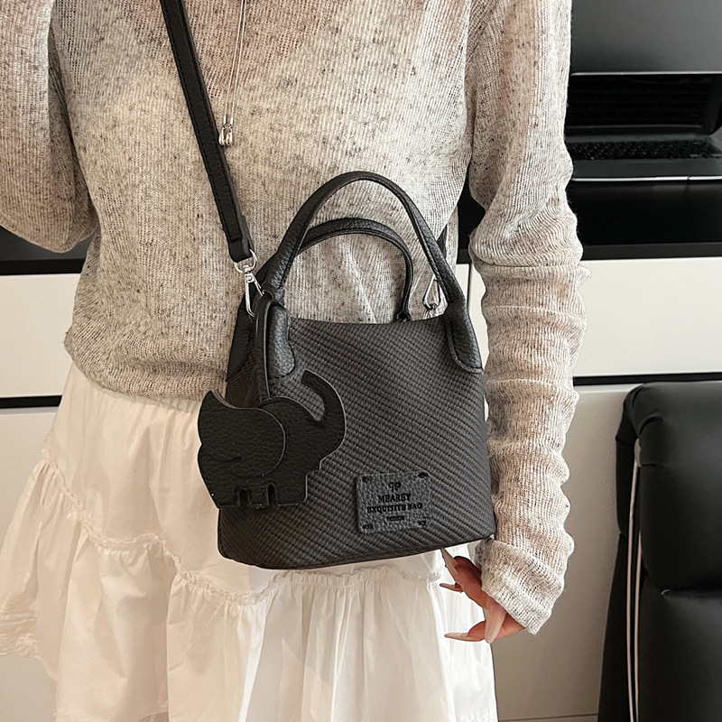 Trendy casual handbag for women, 2025 summer fashion, niche, simple and fresh, versatile bucket commuting crossbody bag Specification drawing