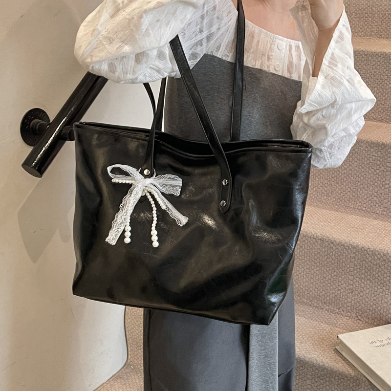 The 2025 summer new stylish and simple tote bag is a casual and trendy large-capacity tote bag with a niche design for women details Picture