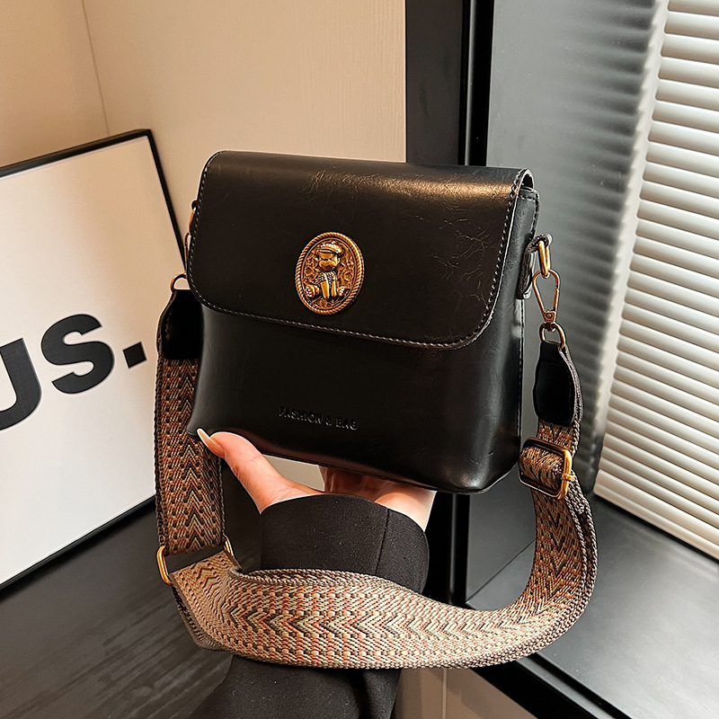 The new Maillard square bag with wide shoulder strap, a retro commuter crossbody bag for women in the Korean niche small bag market in Spring/Summer 2025 Specification drawing