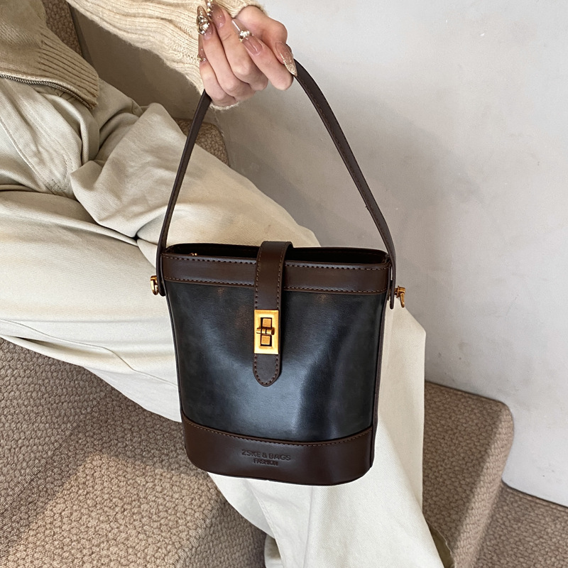 A retro color-blocking and textured hand-held bucket bag for women, a new 2024 trendy and fashionable small bag, a crossbody bag full figure