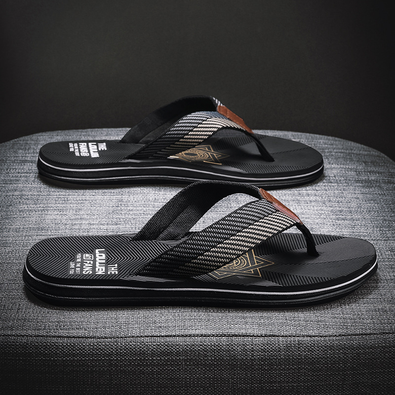 Wholesale of new beach flip-flops for men, summer anti-slip and foot-hugging casual cool flip-flops, and trendy thick-soled men's slippers full figure