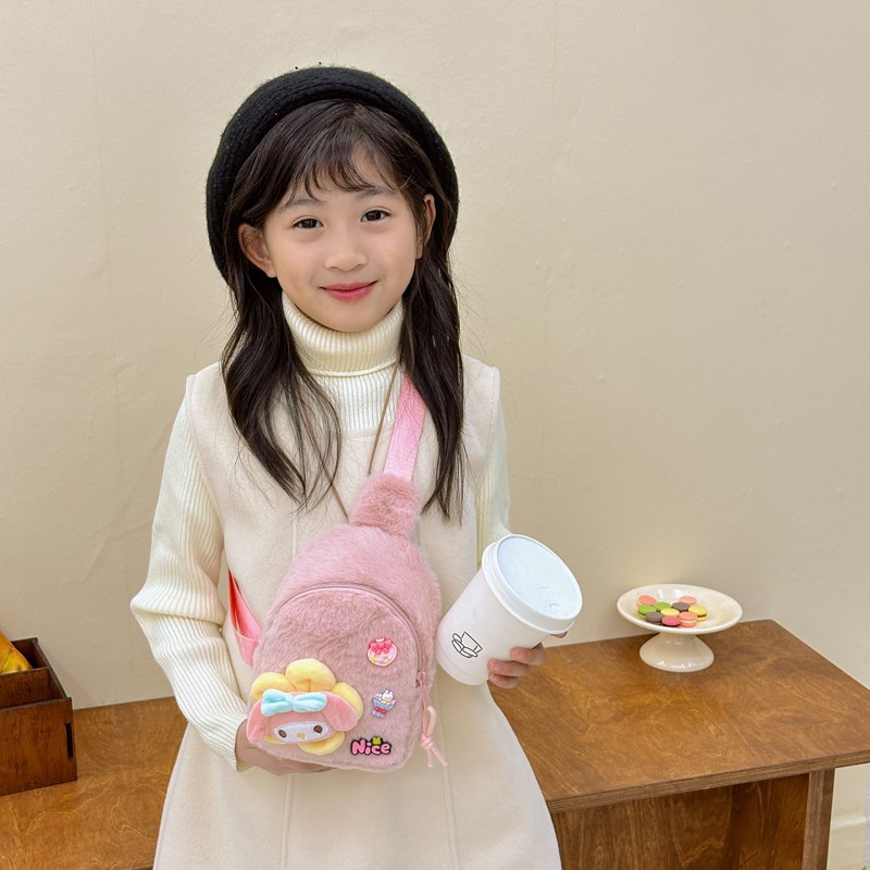 The new autumn and winter children's bags are cute cartoon plush coin purses, girls' outdoor casual crossbody bags and trendy chest bags Specification drawing