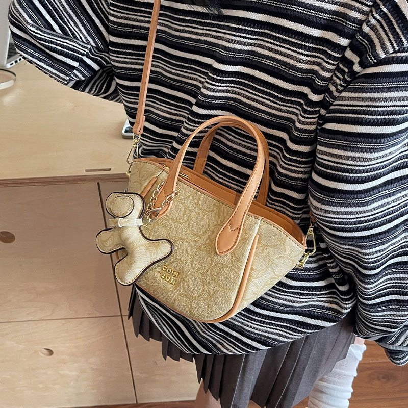 A high-end retro printed bucket bag for summer 2025, a trendy and versatile crossbody bag for women Application Scenario